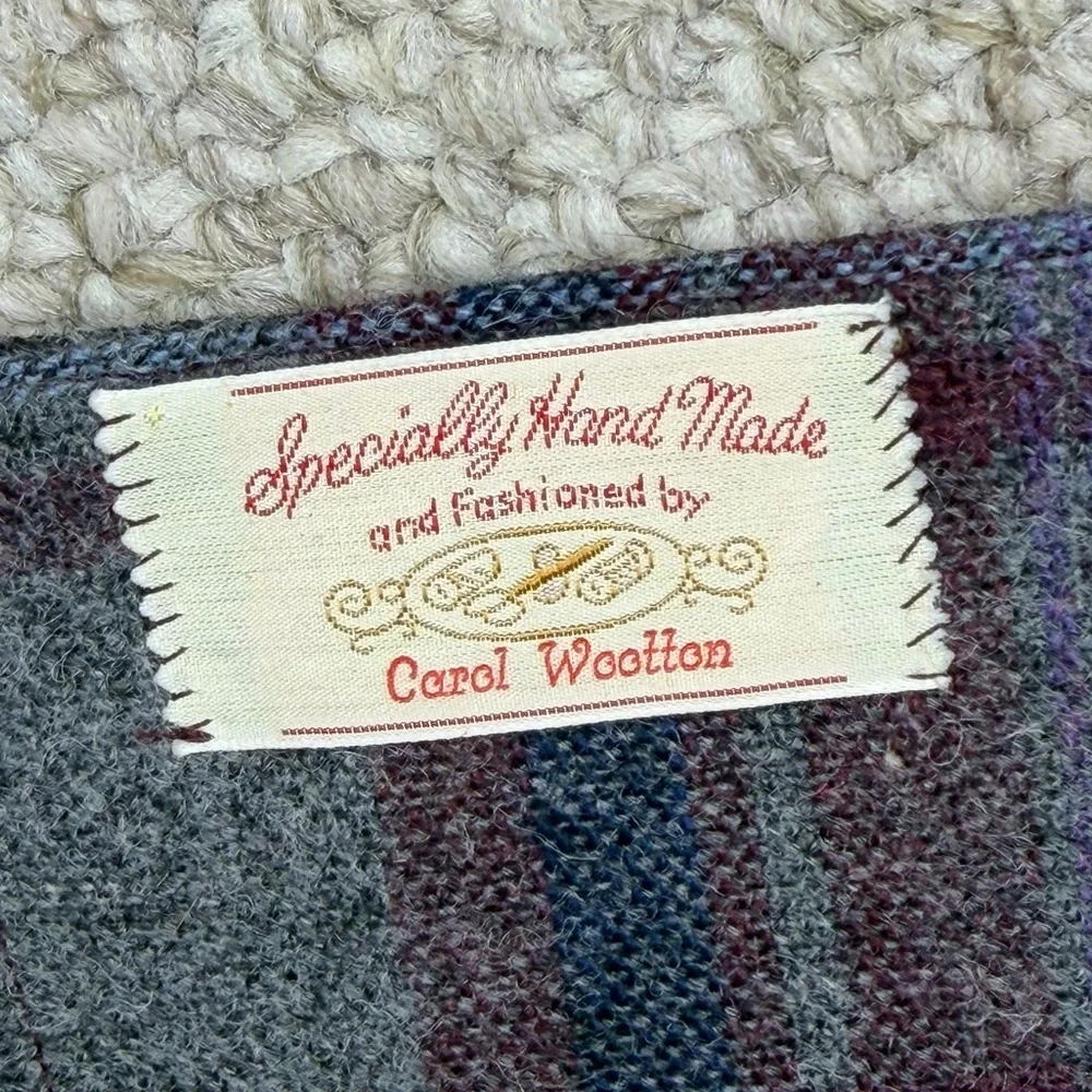 Wool scarf with pockets and button closure